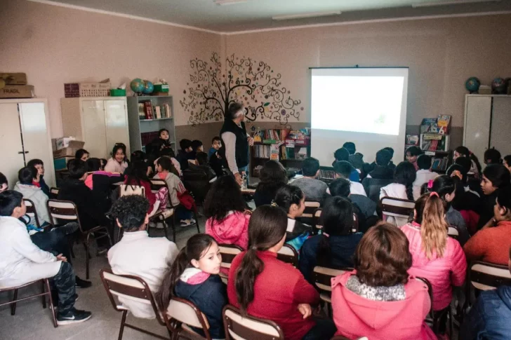 Para paliar la crisis, ahora enseñan en las escuelas a sembrar verduras