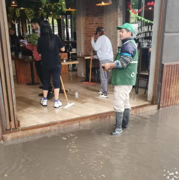 Por la lluvia, una tradicional esquina de Capital se inundó y el agua se metió a los locales