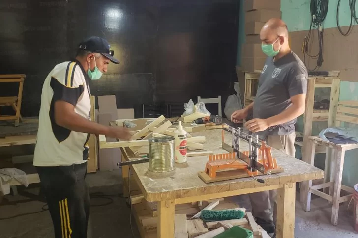 De mineros a carpinteros, convertidos para sobrevivir y salir adelante