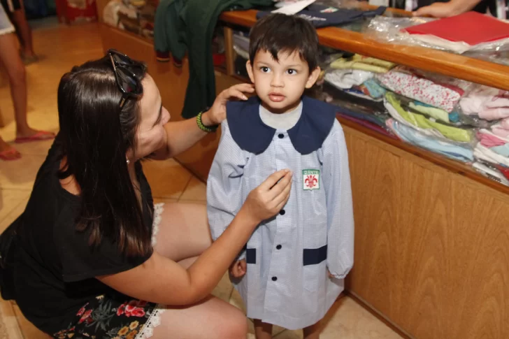 La venta de los uniformes escolares, con corridas de última hora y mucha tarjeta