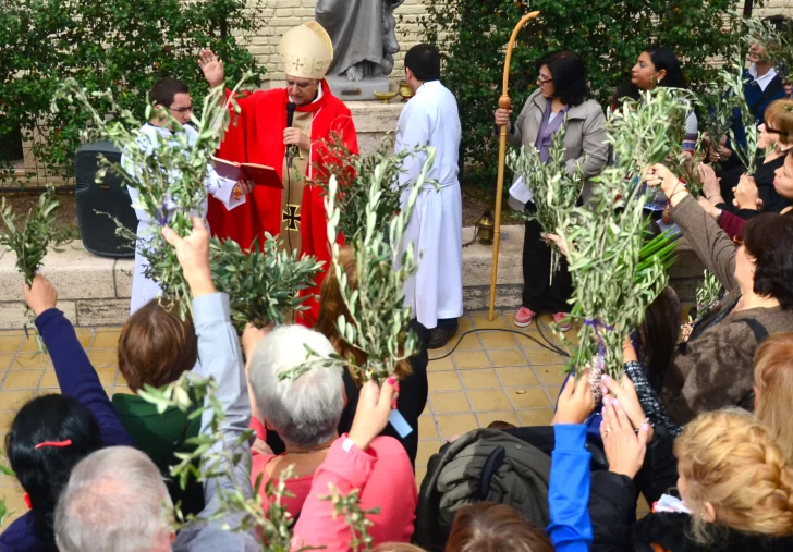 Desde la Iglesia recomiendan a los fieles que sigan las misas por las redes sociales