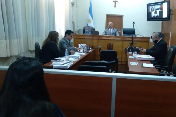 Le dieron 21 años al oficial por violar a su hijastra, la madre presa, con 9 años de pena