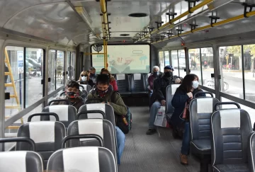 Micros con muchos asientos vacíos, pero las tiendas con filas de gente para comprar