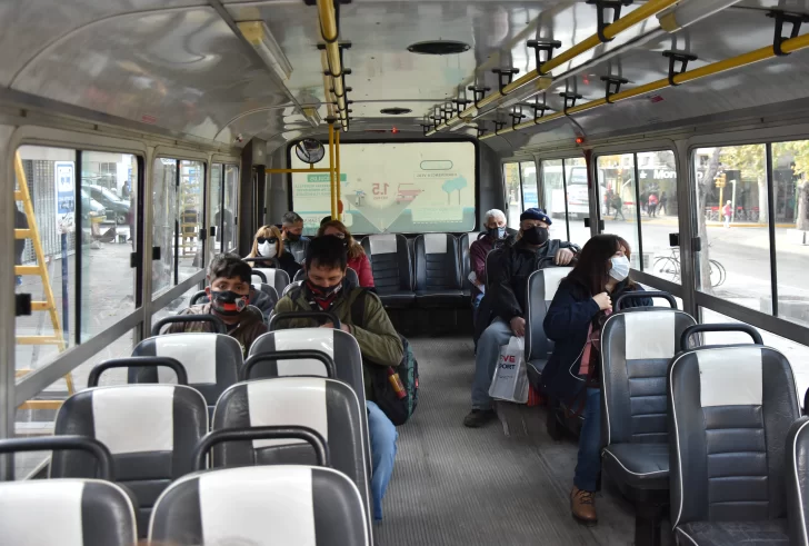 Micros con muchos asientos vacíos, pero las tiendas con filas de gente para comprar