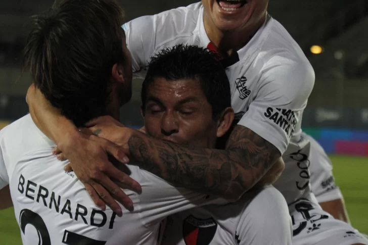 Colón desactivó el clásico y va por la gloria