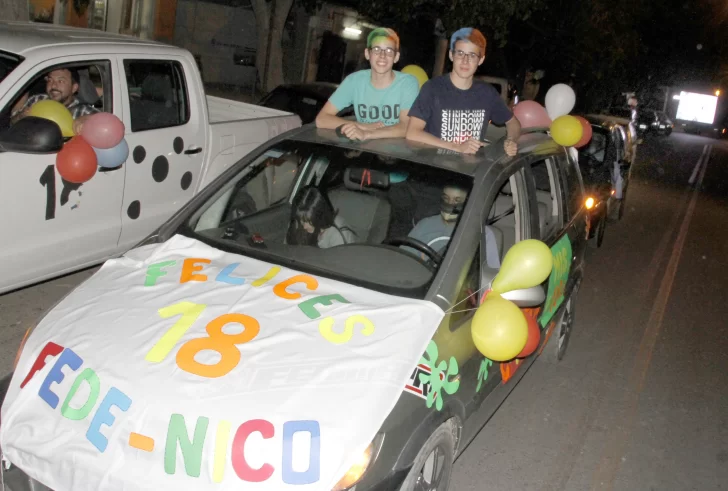 El Covid-19 hizo que unos gemelos festejen sus 18 entre autos y pantallas El Covid-19 hizo que unos gemelos festejen sus 18 entre autos y pantallas