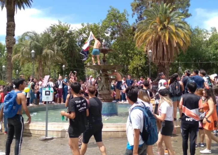 Egresados “tomaron” el centro Egresados “tomaron” el centro