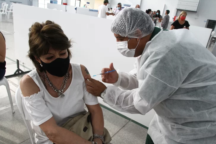 Vacunas: la colocación de los refuerzos sigue lenta y harán campañas para incentivarla