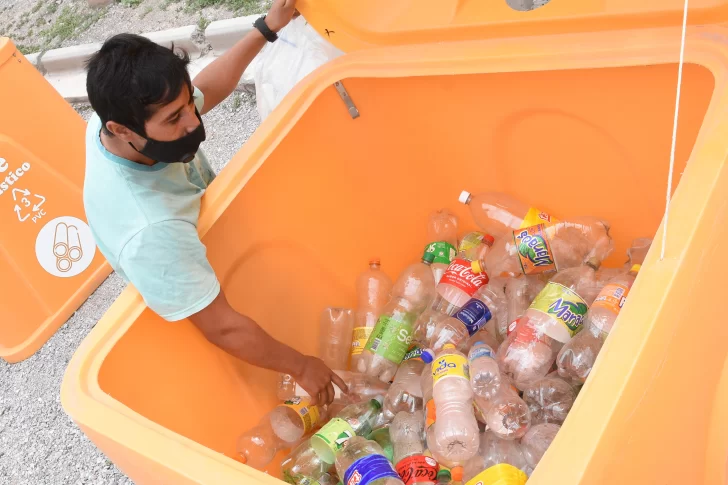 Más de 3.000 personas canjearon botellas por entradas gratis a parques