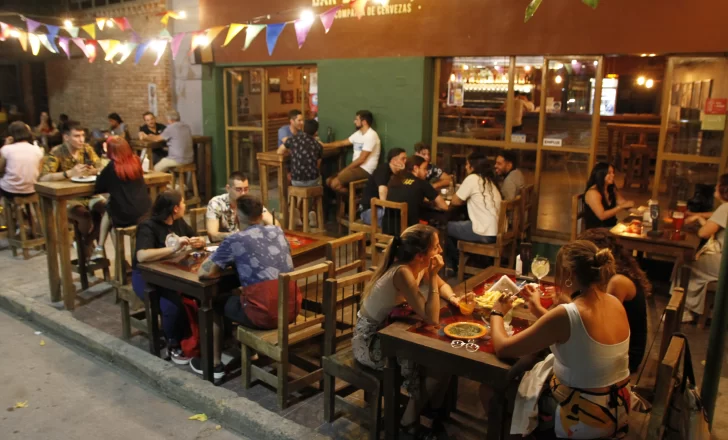 Las nuevas restricciones locales apuntan a bajar los contagios entre los jóvenes Las nuevas restricciones locales apuntan a bajar los contagios entre los jóvenes