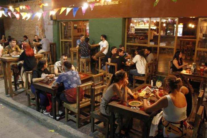 Las nuevas restricciones locales apuntan a bajar los contagios entre los jóvenes