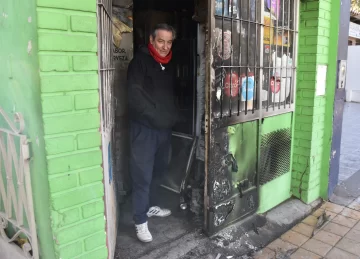 Le queman el kiosco, le dañan 5 heladeras y mercadería, ahora no sabe cómo seguir Le queman el kiosco, le dañan 5 heladeras y mercadería, ahora no sabe cómo seguir