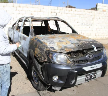 Denunció que le pegaron y le robaron una Hilux que luego quemaron, ¿fue un ajuste? Denunció que le pegaron y le robaron una Hilux que luego quemaron, ¿fue un ajuste?