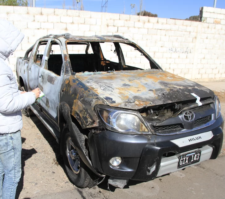 Denunció que le pegaron y le robaron una Hilux que luego quemaron, ¿fue un ajuste? Denunció que le pegaron y le robaron una Hilux que luego quemaron, ¿fue un ajuste?