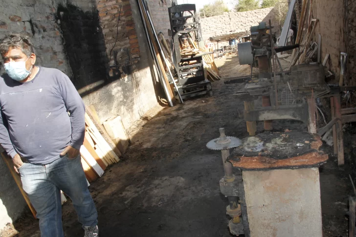 El fuego arruinó todo en una carpintería de Pocito y dejó sin trabajo a 3 familias