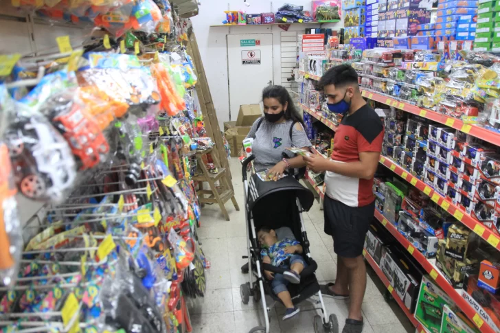 Enero arrancó mal para el comercio: ventas caen 13,5%