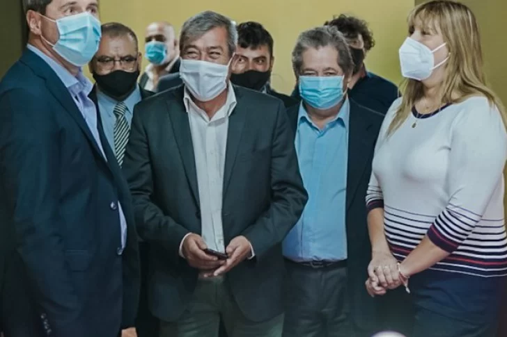 Visita a Calingasta con plata para el hospital y corte de cinta