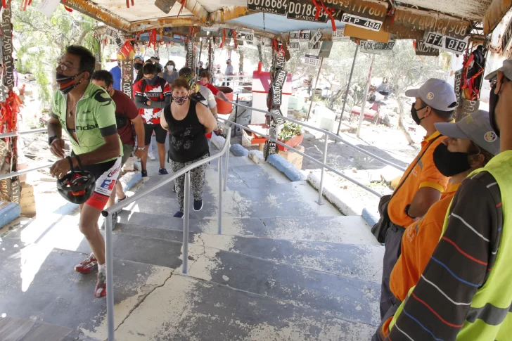 Mucho control, pero poco respeto a los protocolos en la Difunta Correa