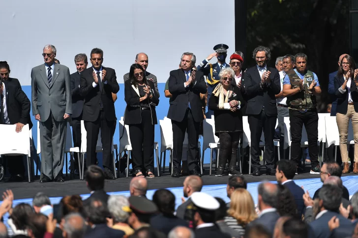 Alberto pide a Londres el fin de la “desmedida” presencia militar