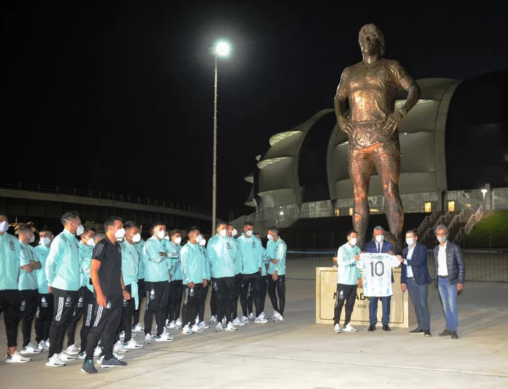 El Pelusa se hizo eterno con su estatua El Pelusa se hizo eterno con su estatua