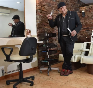 Dejó la pobreza gracias a la peluquería y hoy enseña gratis el oficio para ayudar a otros Dejó la pobreza gracias a la peluquería y hoy enseña gratis el oficio para ayudar a otros