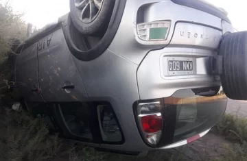 Una familia, a salvo tras volcar