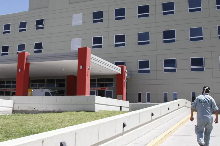 Un perro se le atravesó a un motociclista y terminó fracturado