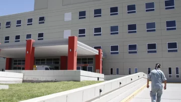 Quedó grave al esquivar un caballo y chocar contra un árbol mientras circulaba en su moto Quedó grave al esquivar un caballo y chocar contra un árbol mientras circulaba en su moto