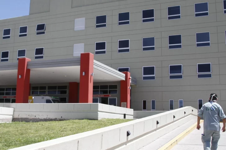 Le quebraron la pierna a una mujer para robarle la mochila