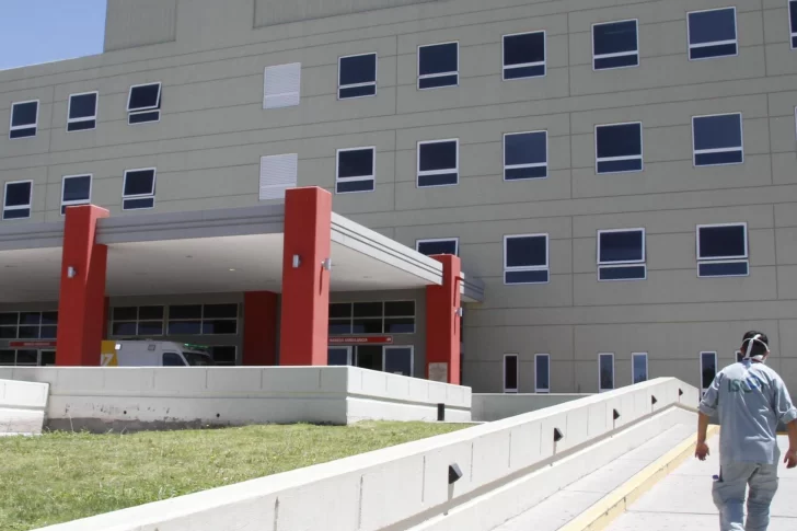 Un menor de edad chocó en su moto y quedó internado con fracturas y politraumatismos