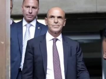 Exdirector de Inteligencia Arribas pide salir del país Exdirector de Inteligencia Arribas pide salir del país