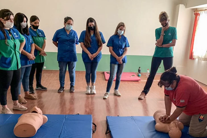 Dan un curso de RCP a docentes