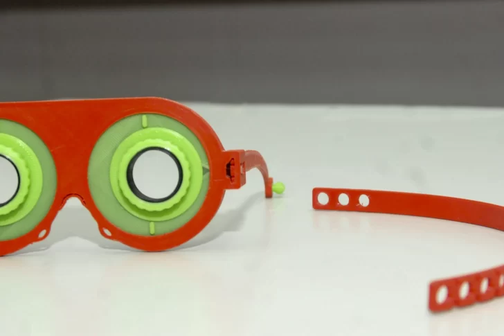 Estudiantes diseñan con impresoras 3D lentes para tratar el estrabismo