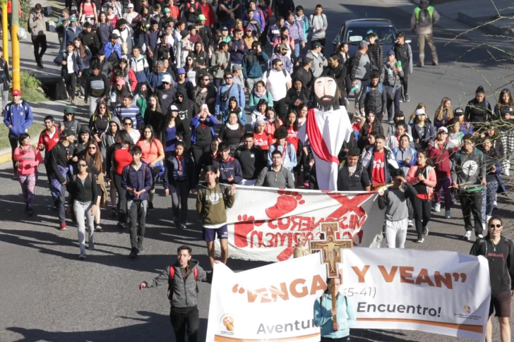Los jóvenes caminaron con la ilusión de poder construir la “generación del amor”