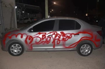 Insisten en que dos policías que echaron pintura al auto de otro, no delinquieron