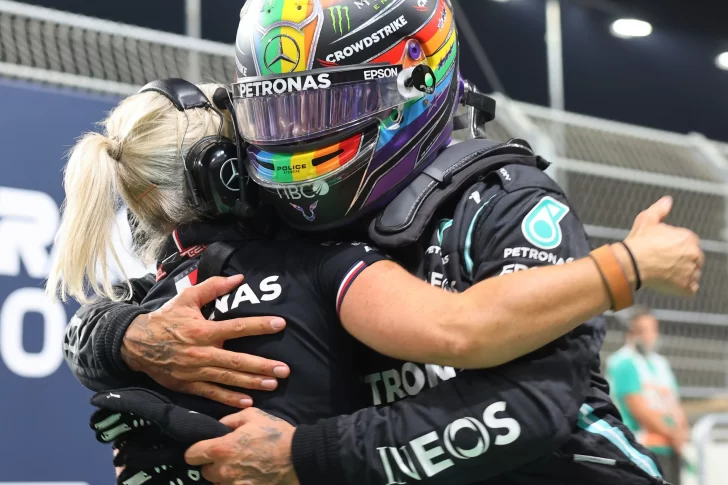 Hamilton mostró chapa y le arrebató la pole a Verstappen