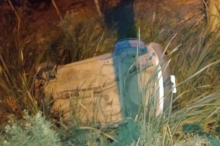 Por esquivar un perro, vuelcan y salen heridos