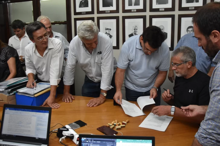 Humo blanco entre las dos listas de la interna del PJ y el juez electoral