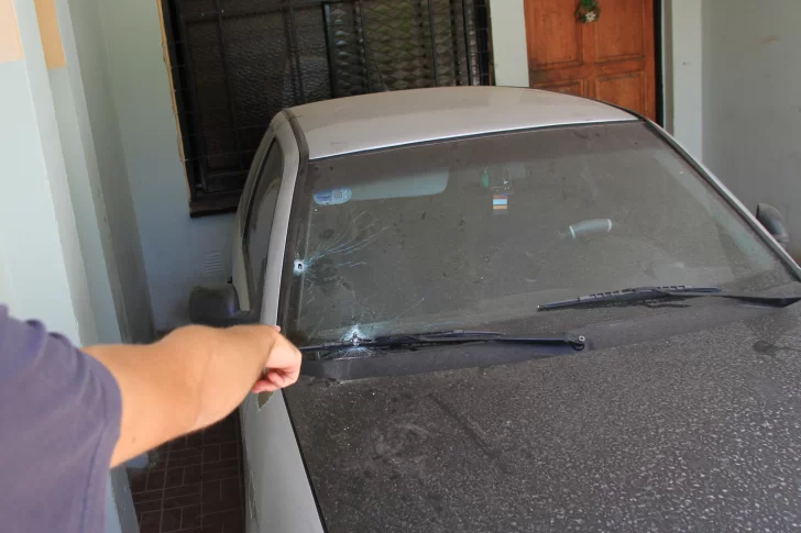 Tres disparos al auto de una familia, la Policía sospecha de un ajuste de cuentas