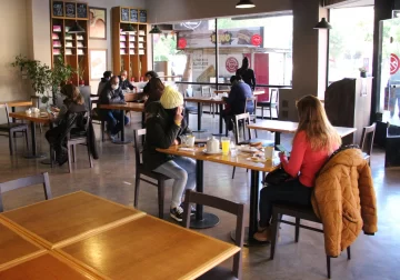 El comercio minorista recupera la atención de ocho horas diarias