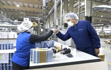 Adelantan el pago de la suba del Salario Mínimo