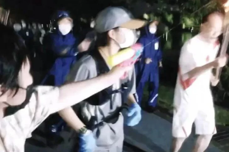 Intentó apagar la llama con una pistola de agua