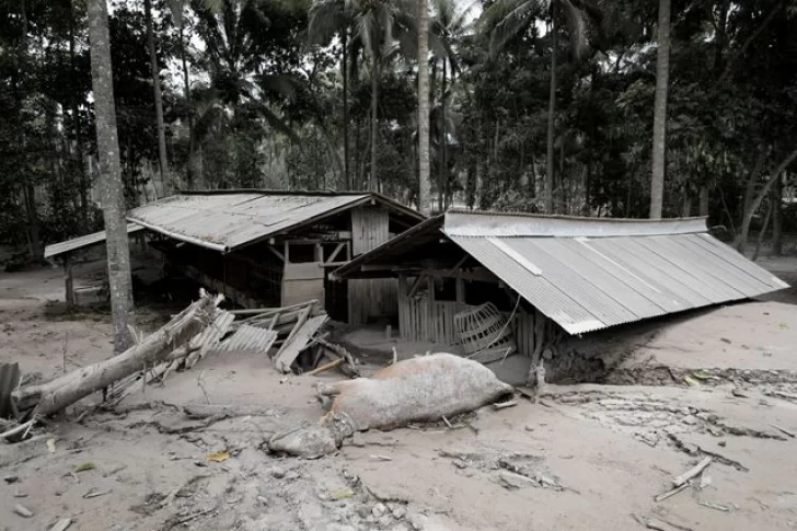 Desolación y muerte por la erupción de un volcán en Indonesia