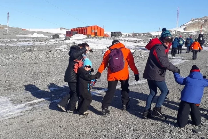 Emotiva reapertura de la única escuela del continente antártico