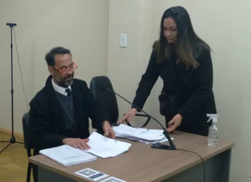 Portera acusada de exhibirse y corromper a un menor: piden que intervenga otro juez Portera acusada de exhibirse y corromper a un menor: piden que intervenga otro juez