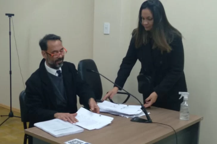 Portera acusada de exhibirse y corromper a un menor: piden que intervenga otro juez