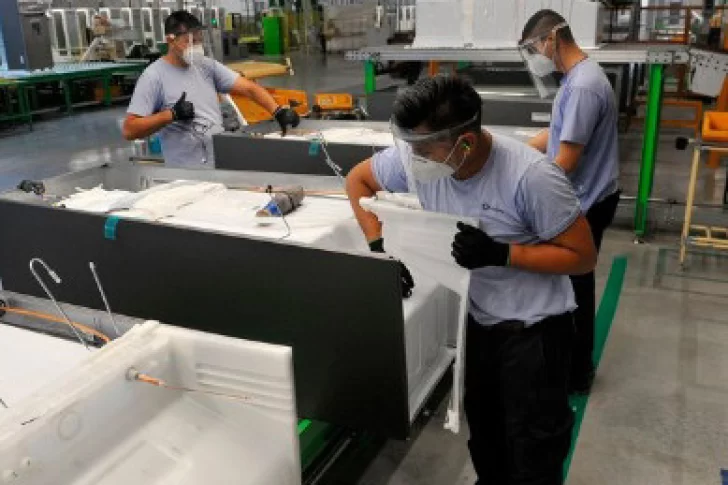 Rebajarán aportes a las empresas que empleen a gente con programas de empleo