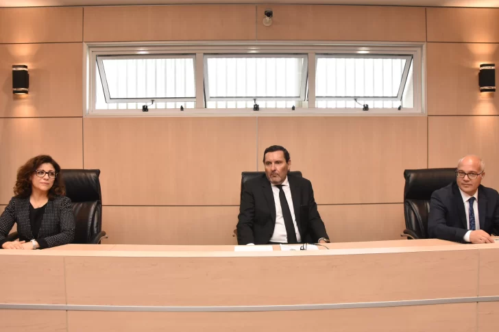 Un Tribunal dio luz verde a la oferta de dos funcionarios para zafar del juicio