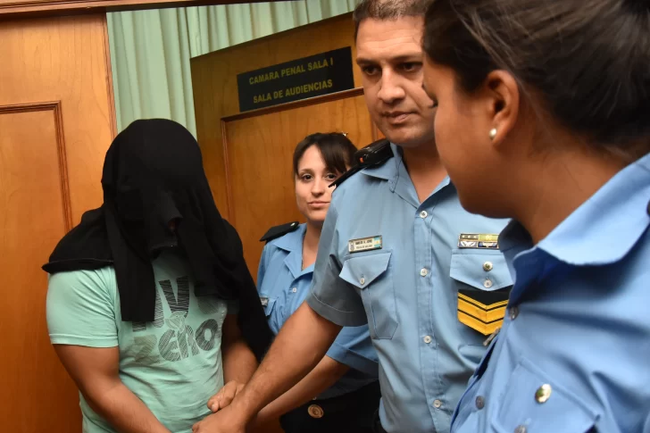 Licenciado chantajeaba a su sobrina con divulgarle fotos para hacer porno con ella