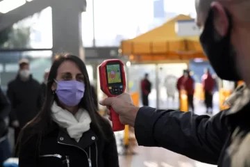 El Gobierno reduce gradualmente los requisitos para ingresar al país